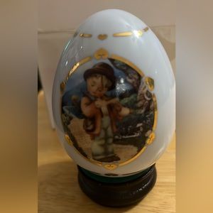 M.J. Hummel Porcelain Egg "Little Fiddler" 1994 Danbury Mint